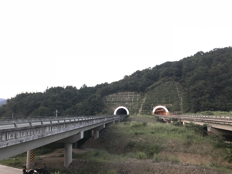 寧績(jī)高速公路周灣隧道出口段滑坡工程